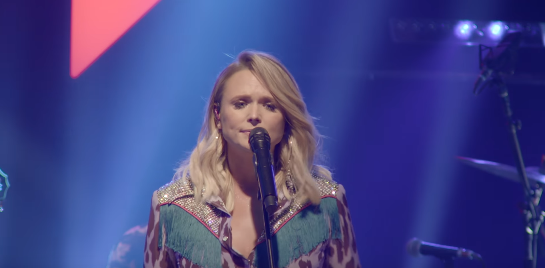 Miranda Lambert Releases The Live Version Of "Bluebird" - Stars And Guitars